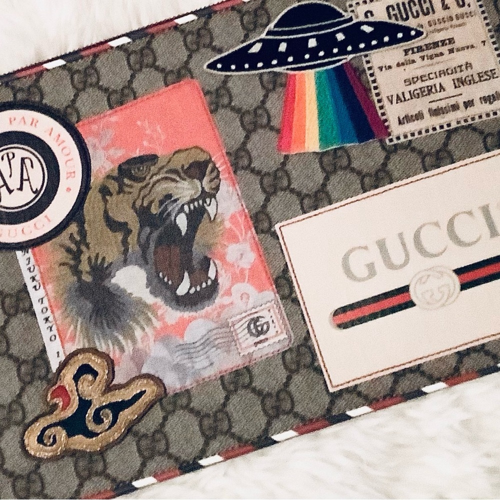 GUCCI GG Supreme Monogram Courrier Pouch Coated Canvas with Applique - Picture 11 of 12